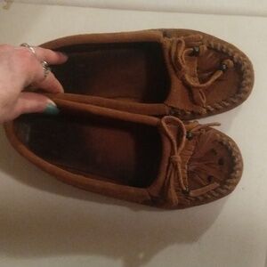 Minnetonka Vintage Feather & Beaded Suede Apron Top Moccasins 360° Lacing System